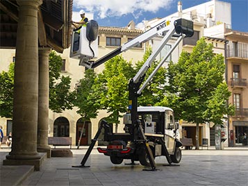 Aerial platform stabilizing feet
