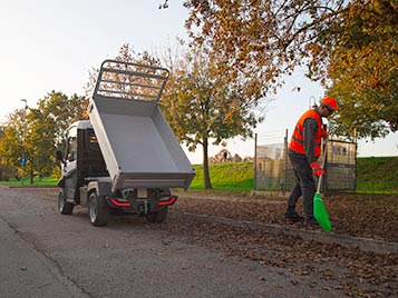 Tipping cargo bed